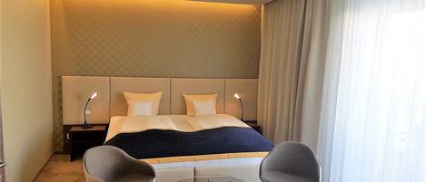 Habitación exclusiva doble, 1 cama de matrimonio grande, accesible para personas con discapacidad | 1 dormitorio, ropa de cama de alta calidad, minibar y caja fuerte