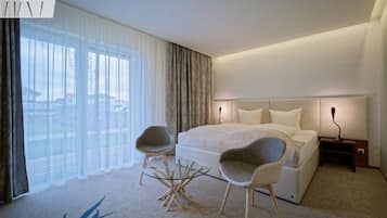 Familien-Suite, 2 Schlafzimmer, Gartenblick, zum Garten hin | 1 Schlafzimmer, hochwertige Bettwaren, Minibar, Zimmersafe