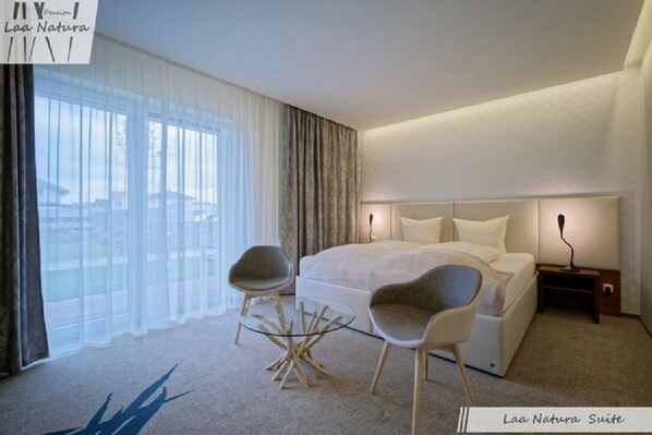 Suite familiar, 2 habitaciones, vista al jardín, en el área del jardín | 1 habitación, ropa de cama de alta calidad y minibar 