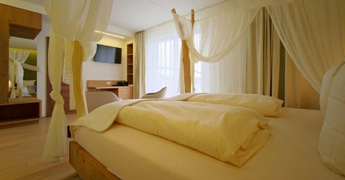 romantic double room, 1 king bed, balcony, garden view | premium bedding, minibar, in-room safe, desk