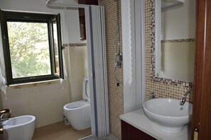 Appartement, 2 chambres | Salle de bain | Douche, articles de toilette gratuits, sèche-cheveux