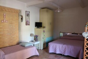 Studio, vue piscine | Lits bébé (gratuits), Wi-Fi gratuit, draps fournis