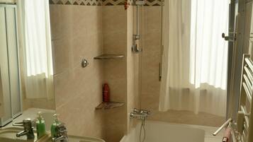 Combinazione doccia/vasca, asciugacapelli, bidet, asciugamani