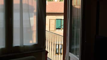 Televisio, DVD-soitin, kirjoja, stereot