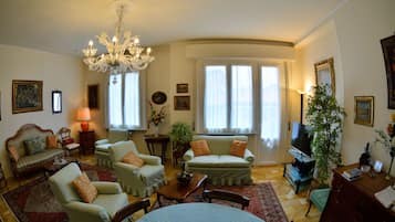 TV, DVD player, books, stereo