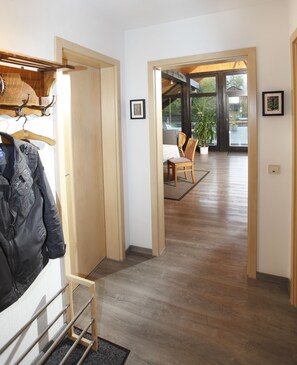 Comfort-Apartment | Wohnbereich | 54-cm-Flachbildfernseher mit Kabelempfang, Fernseher, Kamin