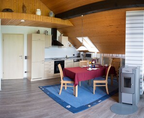 Comfort Apartment | Makan dalam bilik