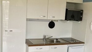 Apartemen, balkon | Dapur pribadi | Mesin pembuat kopi/teh, lemari es, microwave, dan kompor