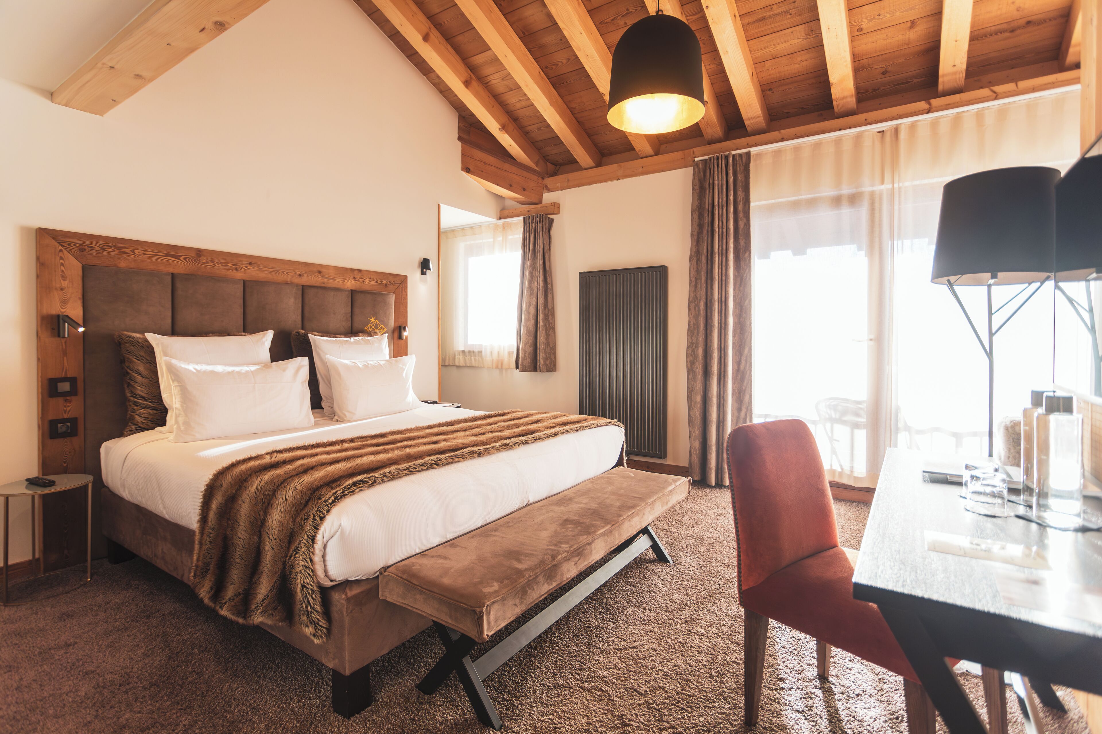 高级套房 | 高档床上用品、迷你吧、客房内保险箱、特色装修