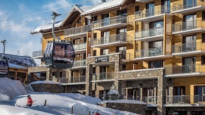 A multi-story hotel with balconies, ski lift access, and a restaurant named "Alpe d'Huez". - Hôtel Daria-I Nor by Les Etincelles (Huez)
