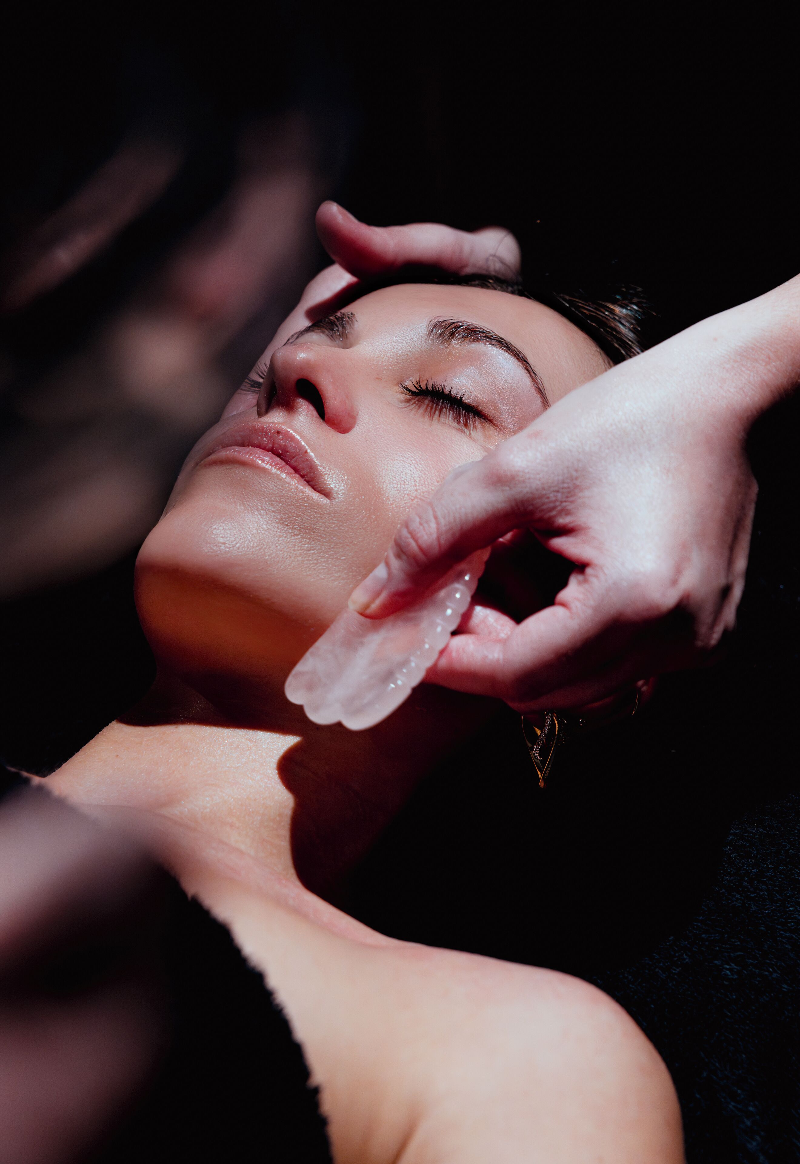 Une personne qui reçoit un soin du visage.