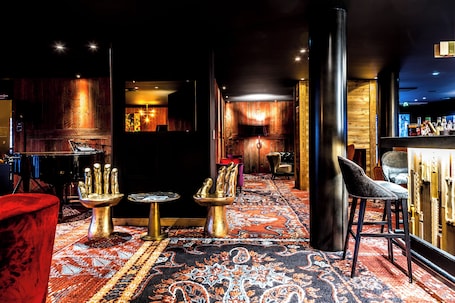 Bar (na propriedade). Hôtel Daria-I Nor by Les Etincelles