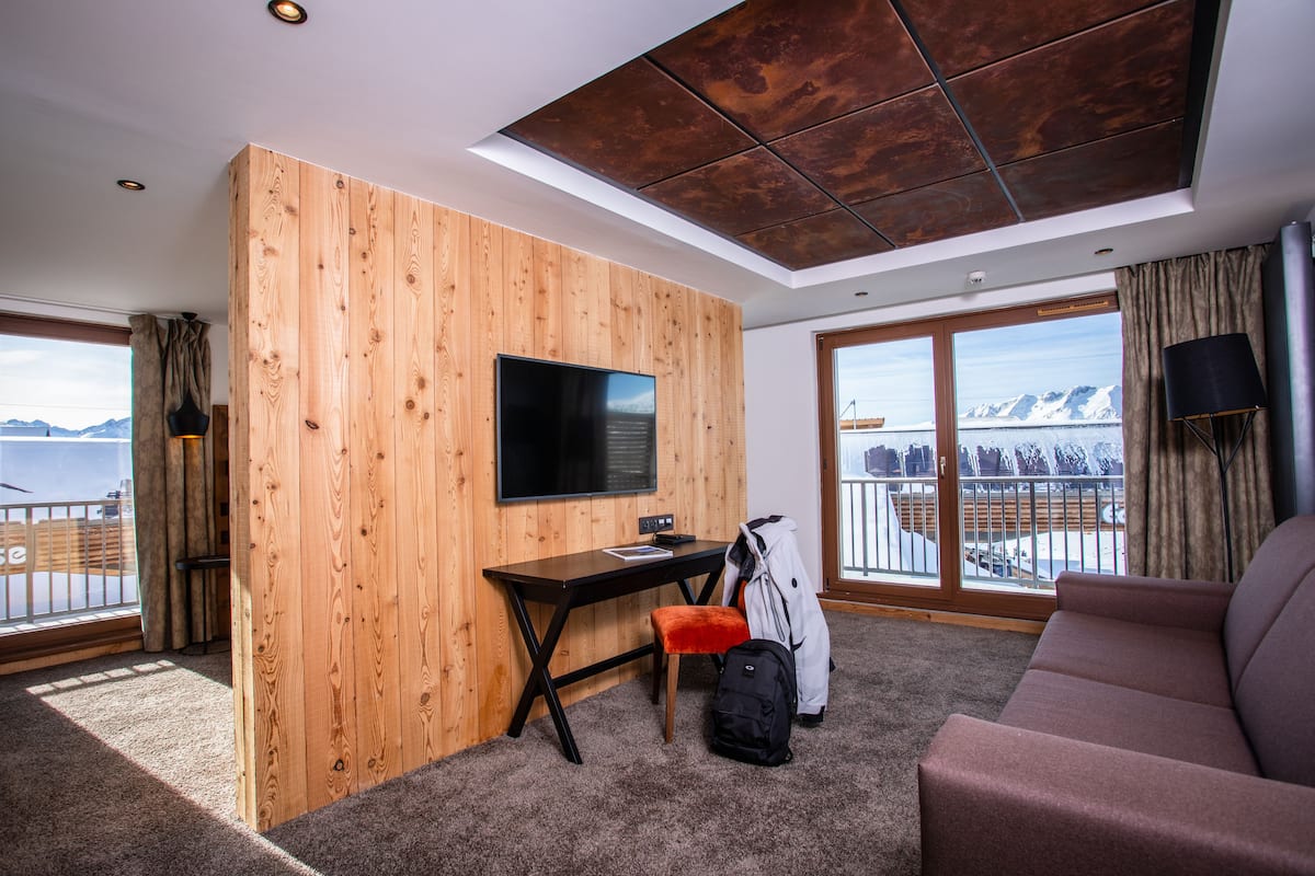 suite | premium bedding, minibar, in-room safe, individually decorated