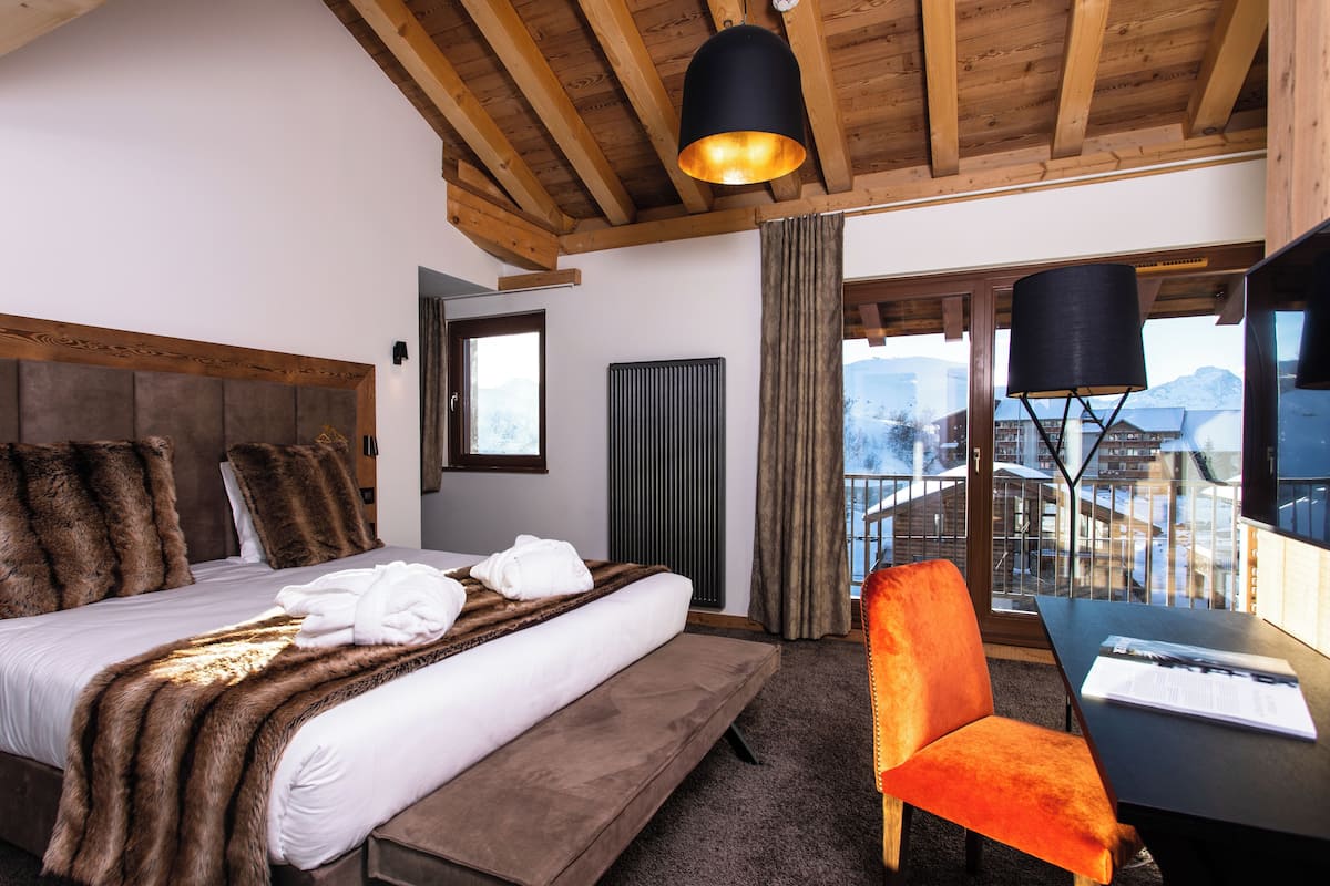 Superior suite | Luxe beddengoed, een minibar, een kluis op de kamer
