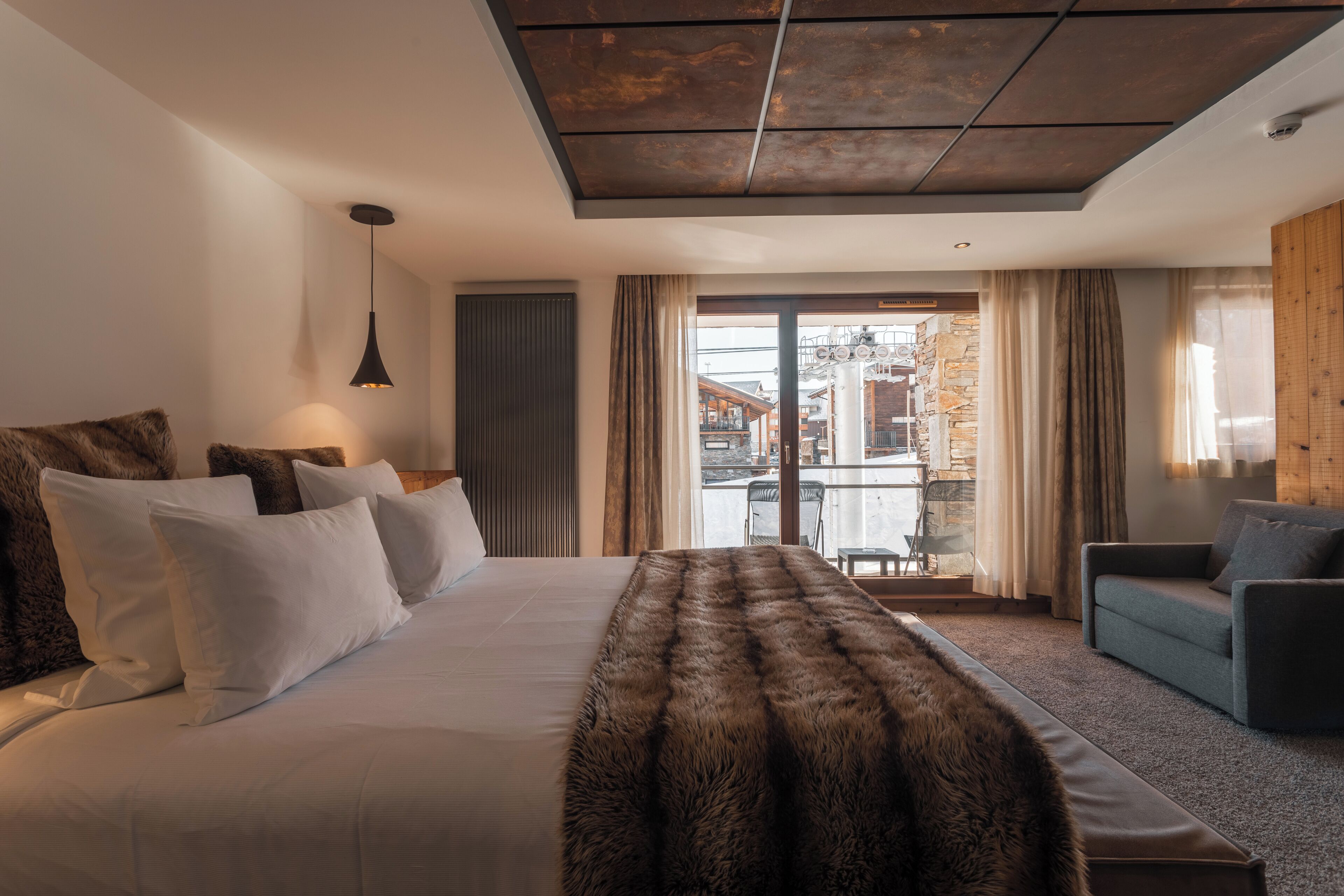 Quarto casal clássico | Roupas de cama premium, frigobar, cofres nos quartos