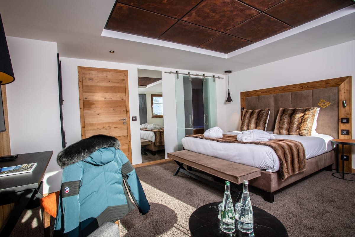 Luxe beddengoed, een minibar, een kluis op de kamer
