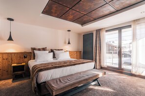 经典双人房 | 高档床上用品、迷你吧、客房内保险箱、特色装修