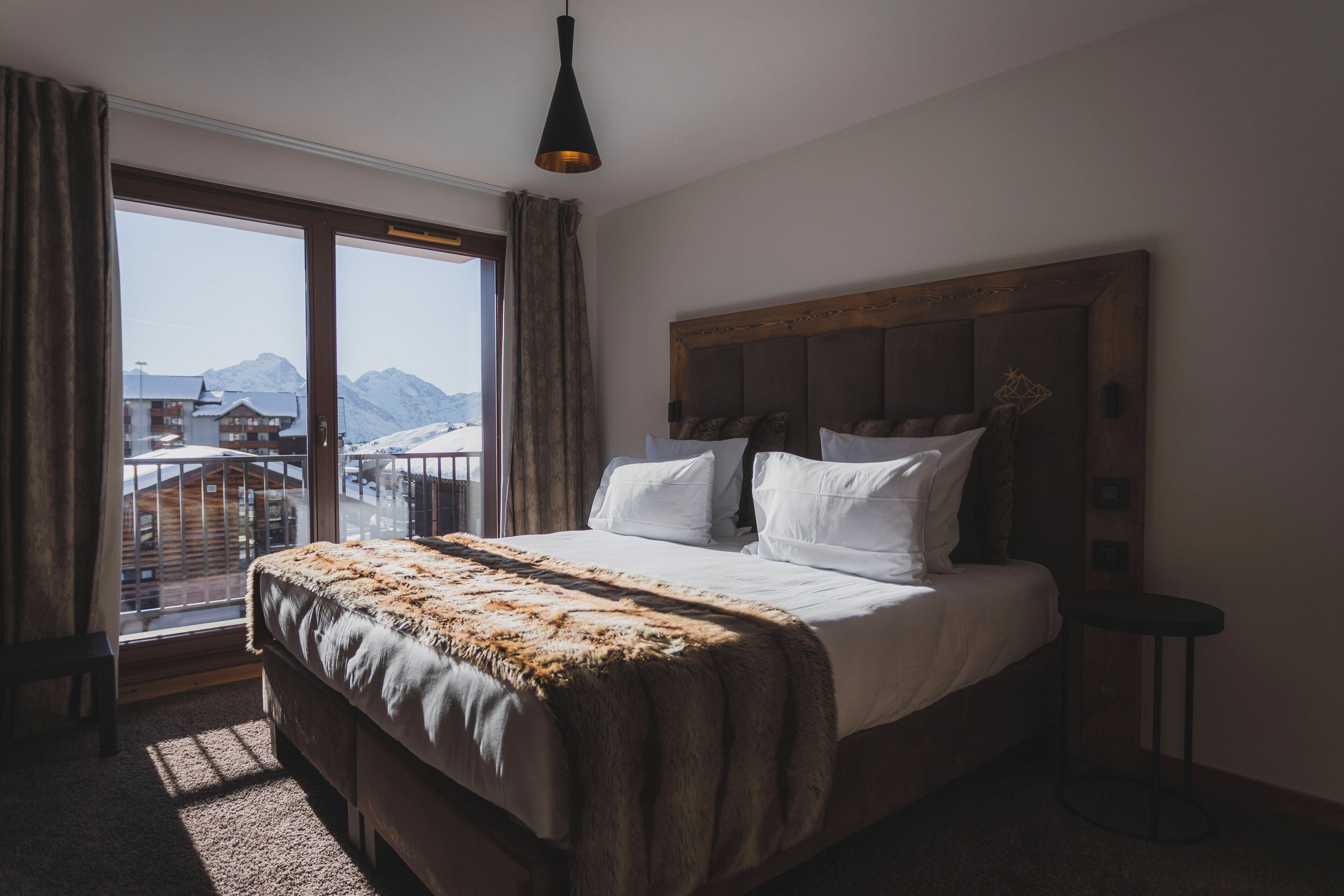 高档床上用品、迷你吧、客房内保险箱、特色装修