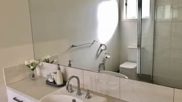 House, 3 Bedrooms | Bathroom | Shower, free toiletries, towels