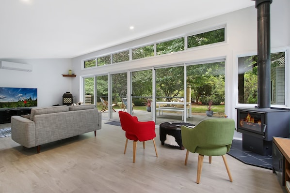 House, 3 Bedrooms | Ruang tamu | TV skrin rata, pendiangan, pemain DVD