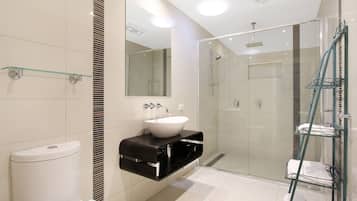 House, 2 Bedrooms | Bathroom | Shower, towels