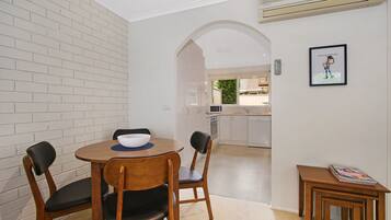 House, 2 Bedrooms | In-room dining