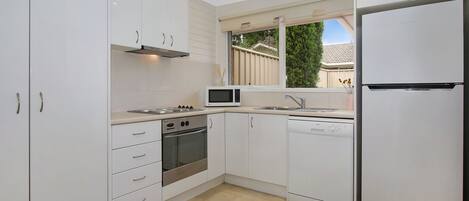 House, 2 Bedrooms | Private kitchen | Full-size fridge, microwave, oven, stovetop