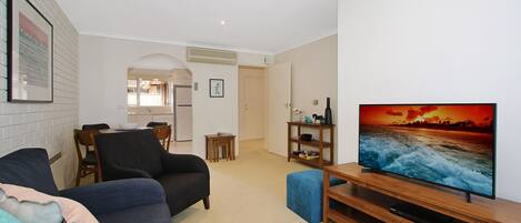 Casa, 2 habitaciones | Área de sala de estar | Televisión de pantalla plana y reproductor de DVD