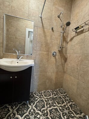 Douche, articles de toilette gratuits, serviettes fournies, savon