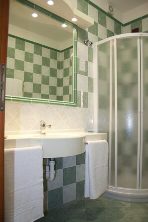 Shower, free toiletries, hair dryer, bathrobes - Hotel Felix (Scalea)