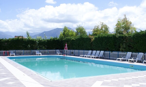 حمّام سباحة خارجي، مظلات على حمّام السباحة