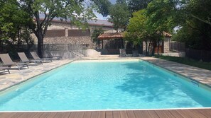 Piscine extérieure (ouverte en saison), parasols de plage