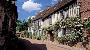 A traditional half-timbered building with a cobblestone street. - B&B L'Etape Normande & SPA (Montroty)