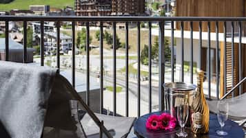 Apartment, 2 Bedrooms (3P) | Premium bedding, in-room safe, blackout curtains, free WiFi