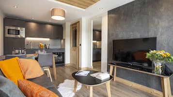 Apartment, 2 Schlafzimmer (2PC) | Wohnbereich | Flachbildfernseher