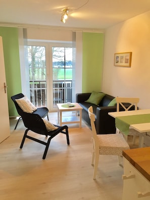 Apartemen, balkon | Ruang keluarga | TV layar datar