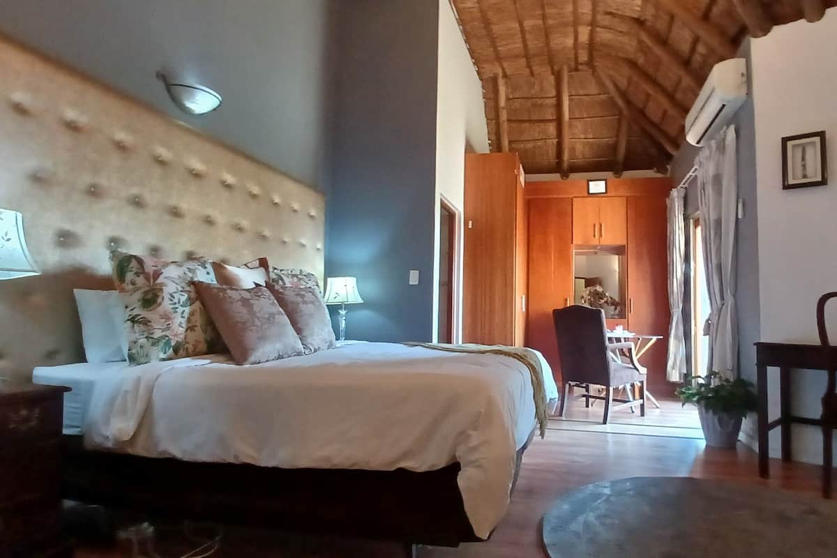 Fish Eagle luxury double en-suite | In-room safe, iron/ironing board, free WiFi, bed sheets