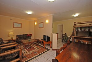 Casa de campo família, 1 quarto | Sala de estar | TV