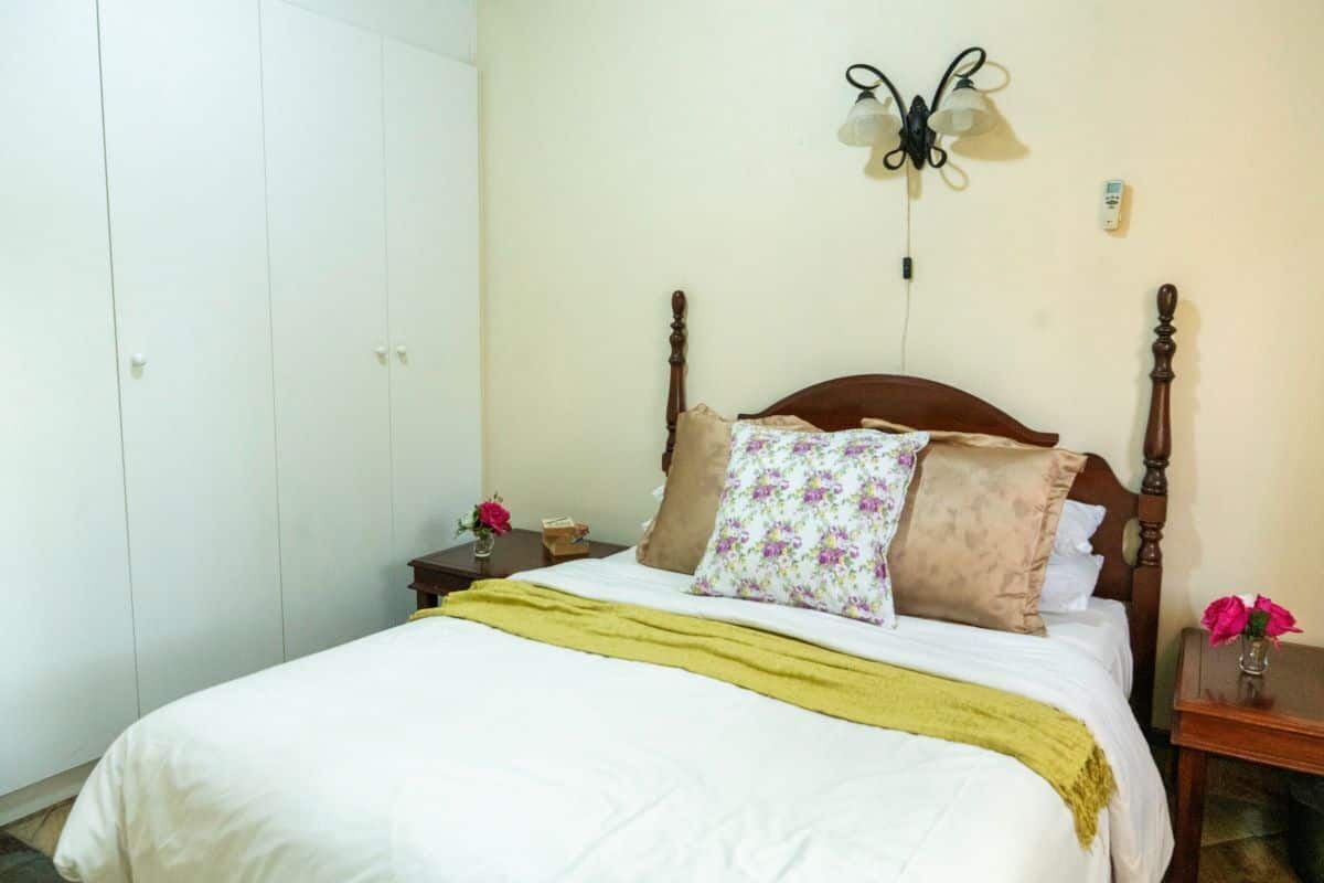 Guinea Fowl self-catering cottage | In-room safe, iron/ironing board, free WiFi, bed sheets