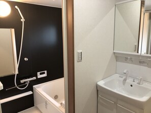 Tina y regadera independientes y amenidades de baño gratuitas 