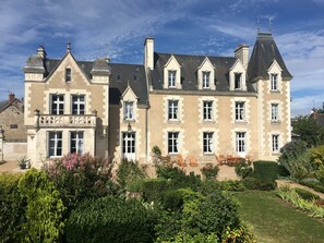 A large, historic building with multiple windows and a well-maintained garden in front. - Le Prieure d'Orchaise (Valencisse)