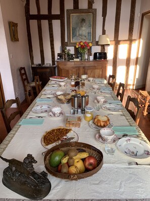 Free daily continental breakfast  - Le Prieure d'Orchaise (Valencisse)