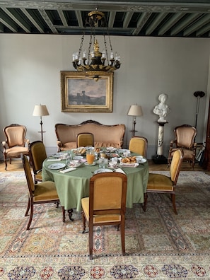 Free daily continental breakfast  - Le Prieure d'Orchaise (Valencisse)