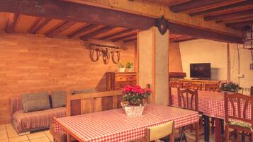 Nhà | Khu phòng khách | TV màn hình phẳng, lò sưởi