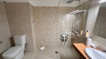 Un baño moderno con inodoro, ducha y lavamanos.
