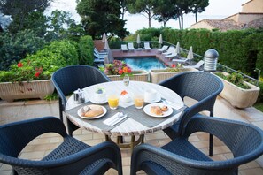 Päivittäinen buffetaamiainen (15 EUR per henkilö)