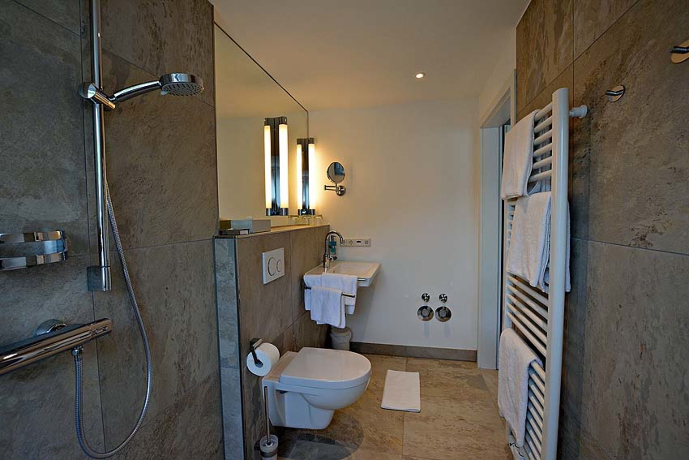 Een douche, een haardroger, handdoeken