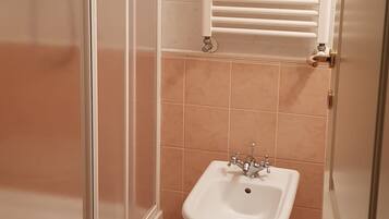 Deluxe-Zimmer | Badezimmer | Dusche, Regendusche, kostenlose Toilettenartikel, Haartrockner