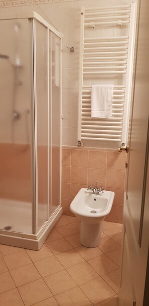 Deluxe-Zimmer | Badezimmer | Dusche, Regendusche, kostenlose Toilettenartikel, Haartrockner