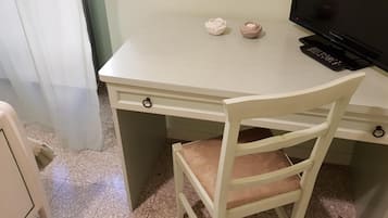 Schreibtisch, kostenloses WLAN, Bettwäsche